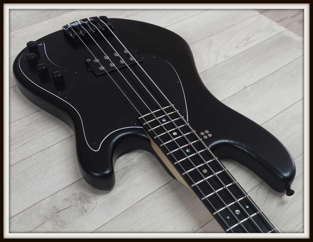 Sandberg California II Central 4 Ebony, Open Pore Black